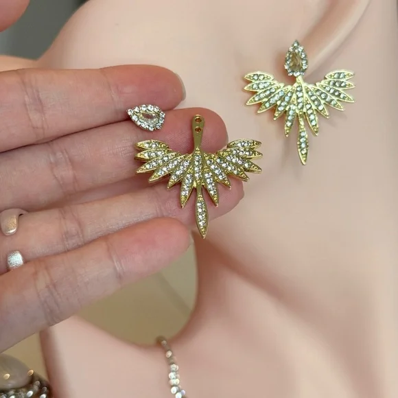 ⚜️ Elegant Gold Winged Earrings - Picture 7 of 9